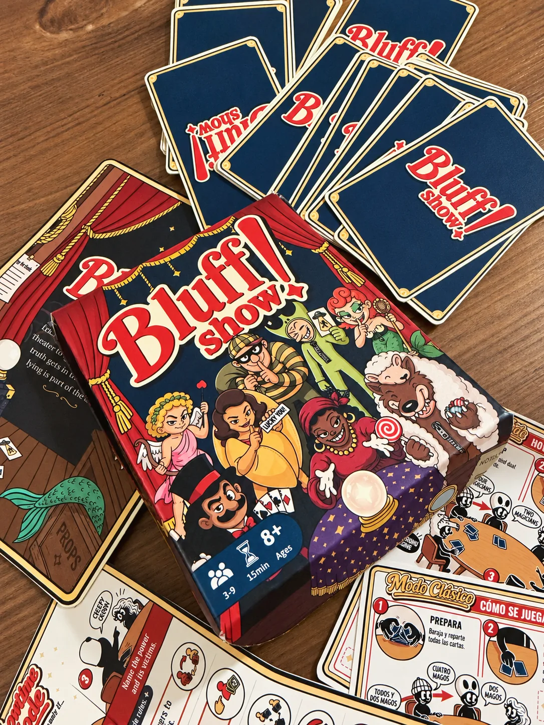 Bluff! Show en la vida real: la caja, las cartas y los reglamentos sobre la mesa